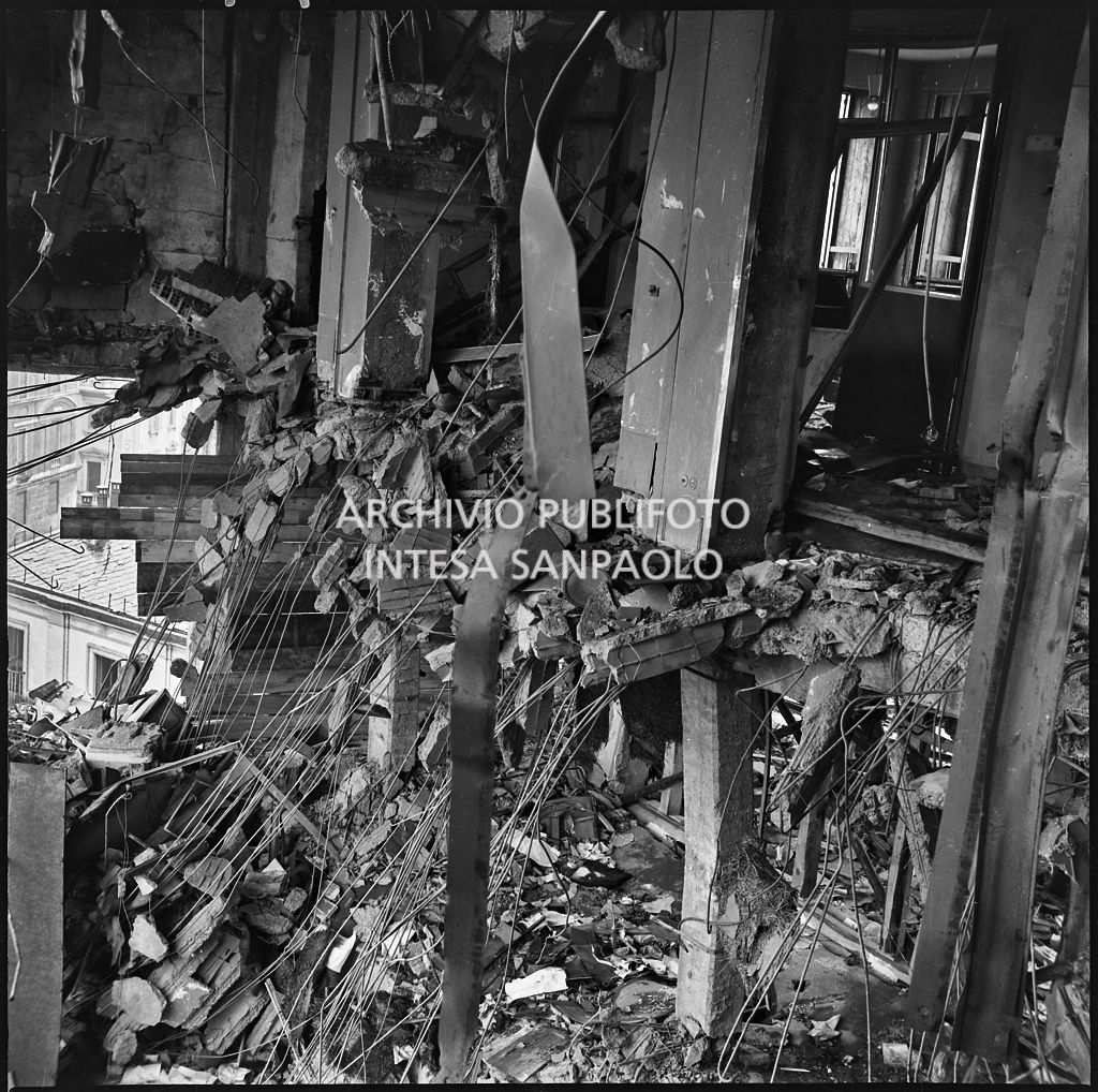 Interno di uno dei piani superiori di Palazzo Montecatini, in via della Moscova a Milano, sventrato dai bombardamenti, pericolante e ingombro di macerie