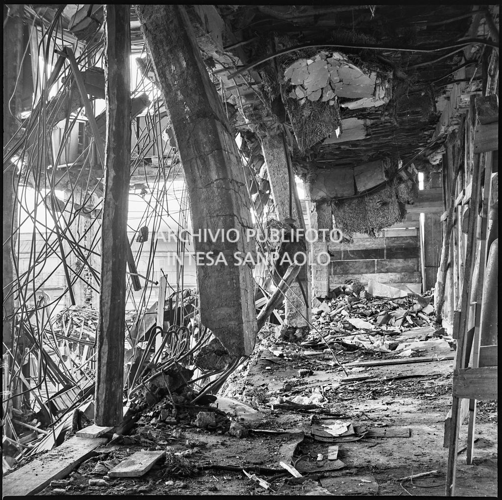 Interno di uno dei piani superiori di Palazzo Montecatini, in via della Moscova a Milano, sventrato dai bombardamenti, pericolante e ingombro di macerie