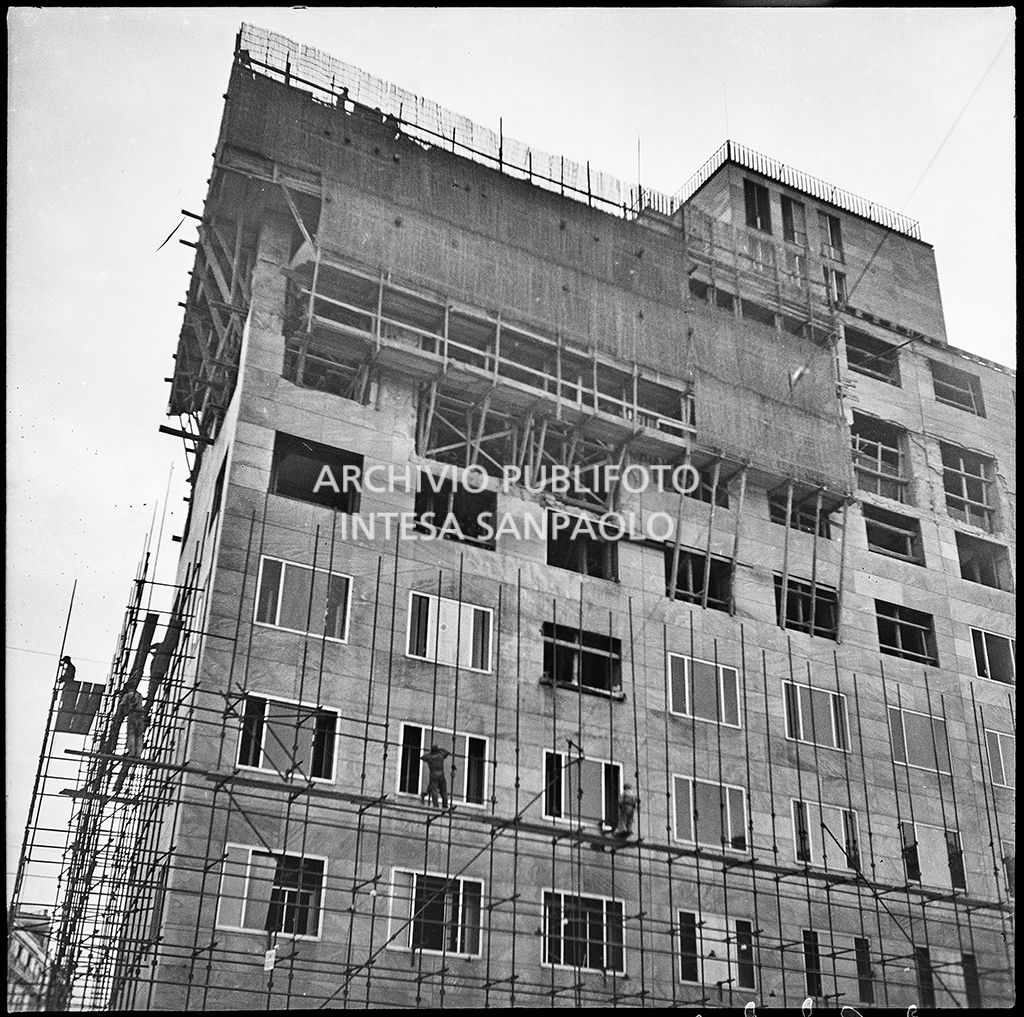 Palazzo Montecatini, in via della Moscova a Milano, messo in sicurezza dopo i bombardamenti che lo hanno gravemente danneggiato