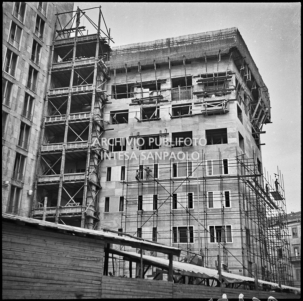 Palazzo Montecatini, sul lato di via della Moscova, messo in sicurezza dopo i bombardamenti che lo hanno gravemente danneggiato