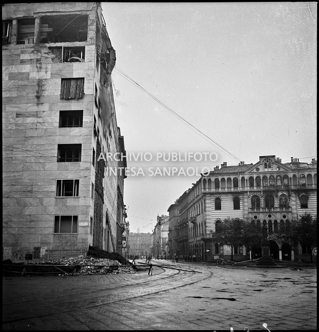 Palazzo Montecatini, in via della Moscova a Milano, gravemente danneggiato dai bombardamenti; i piani superiori sono sventrati e un pilastro è pericolante; sulla destra Palazzo Maciachini