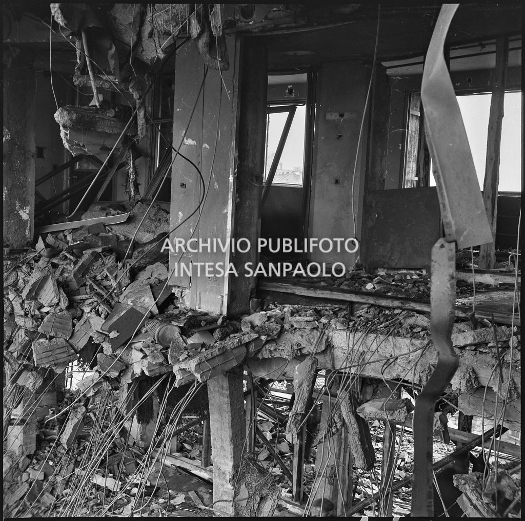 Interno di uno dei piani superiori di Palazzo Montecatini, in via della Moscova a Milano, sventrato dai bombardamenti, pericolante e ingombro di macerie