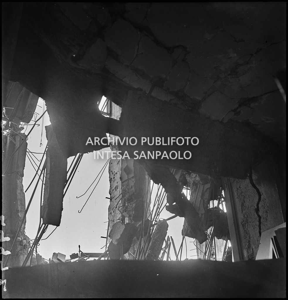 Interno dei piani superiori di Palazzo Montecatini, in via della Moscova a Milano, sventrati dai bombardamenti e pericolanti