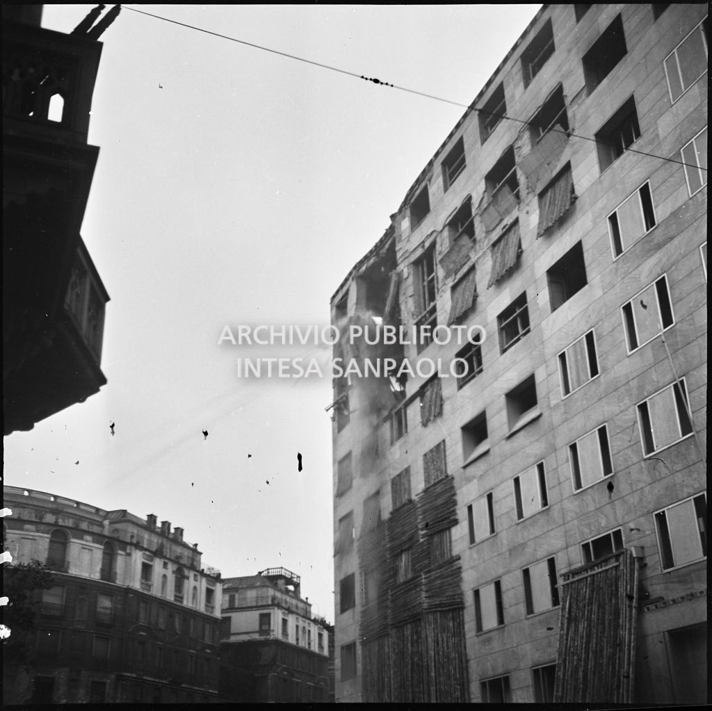 Palazzo Montecatini, in via della Moscova a Milano, gravemente danneggiato dai bombardamenti, ripreso durante la demolizione delle strutture pericolanti; sono già state apprestate alcune opere di messa in sicurezza