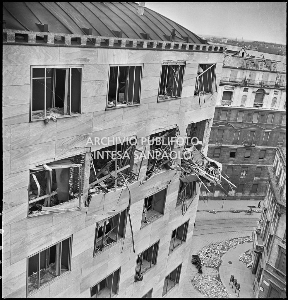 Piani superiori di Palazzo Montecatini, in via della Moscova a Milano, sventrati dai bombardamenti e pericolanti