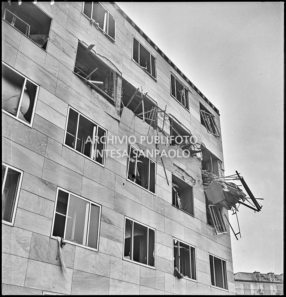 Piani superiori di Palazzo Montecatini, in via della Moscova a Milano, sventrati dai bombardamenti e pericolanti