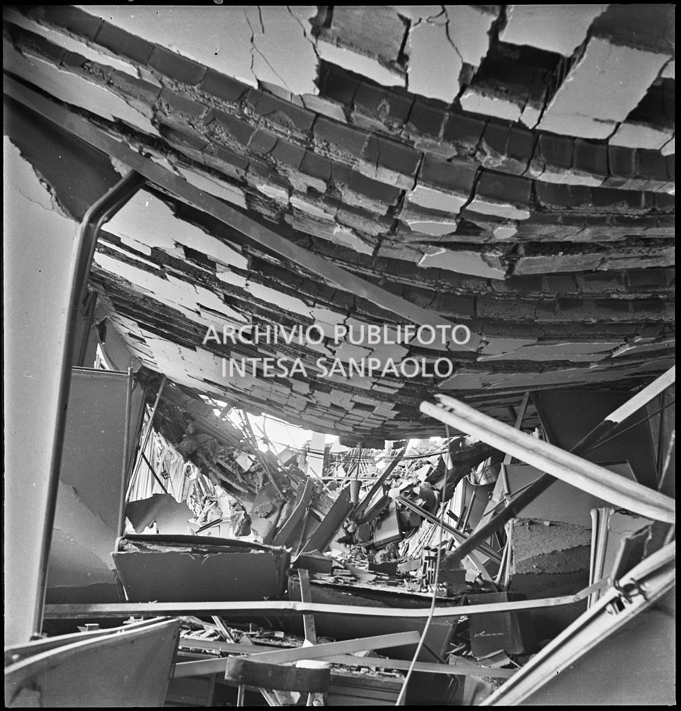 Interno di uno dei piani superiori di Palazzo Montecatini, in via della Moscova a Milano, sventrato dai bombardamenti, pericolante e ingombro di macerie