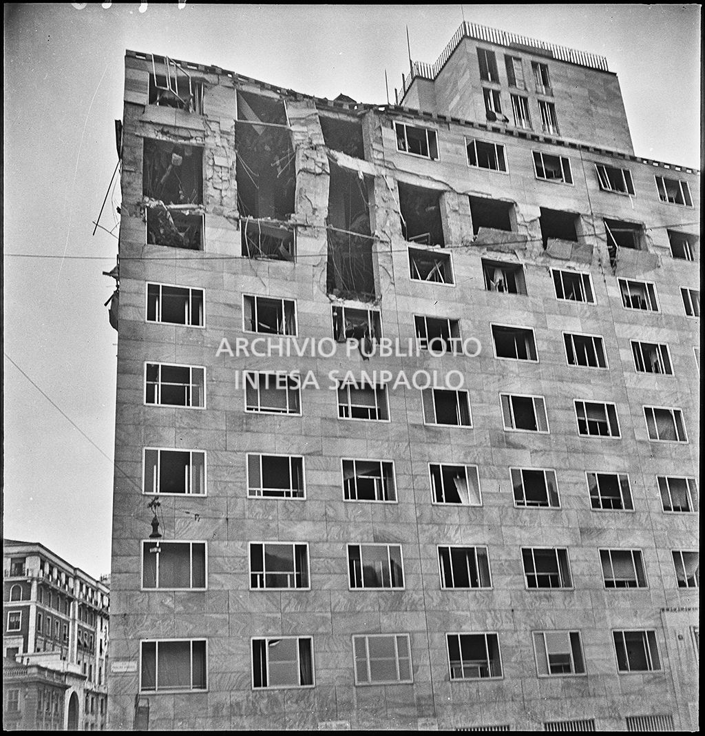 Palazzo Montecatini, in via della Moscova a Milano, gravemente danneggiato dai bombardamenti; i piani superiori sono sventrati e un pilastro è pericolante