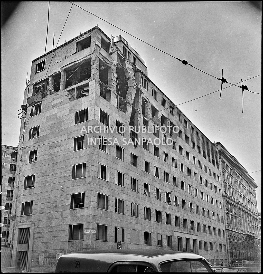 Palazzo Montecatini, in via della Moscova a Milano, gravemente danneggiato dai bombardamenti; i piani superiori sono sventrati e un pilastro è pericolante