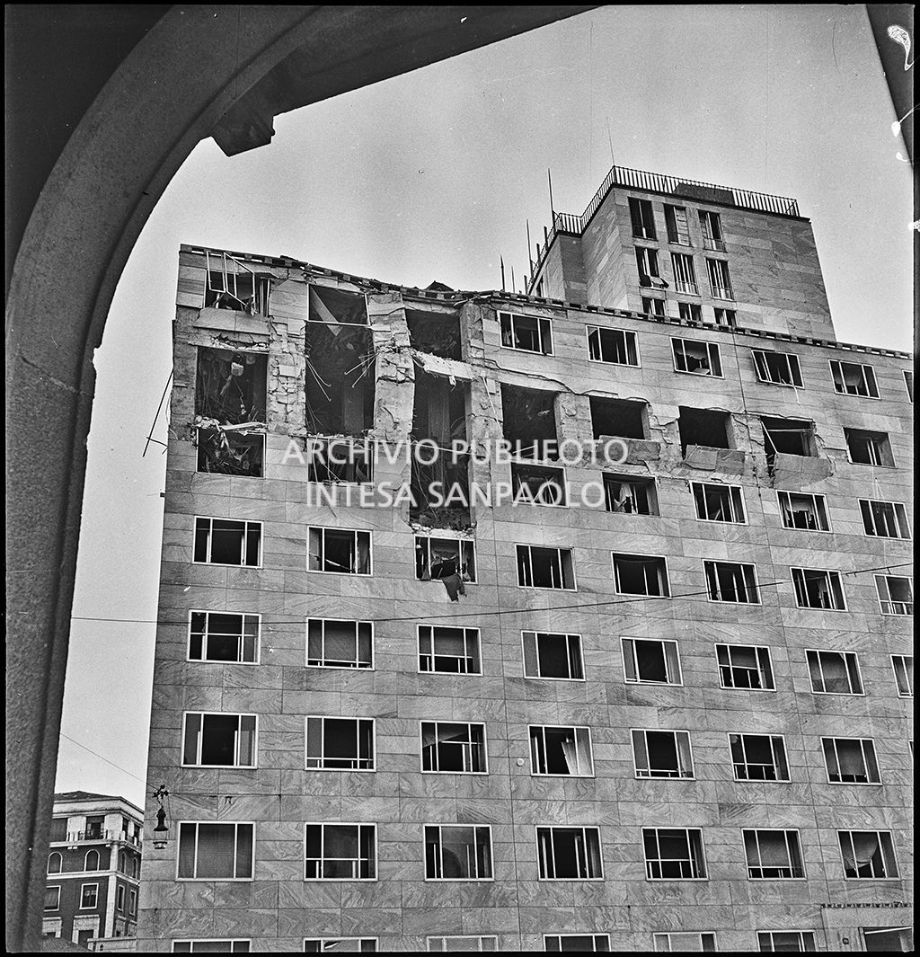 Palazzo Montecatini, in via della Moscova a Milano, gravemente danneggiato dai bombardamenti; i piani superiori sono sventrati e un pilastro è pericolante