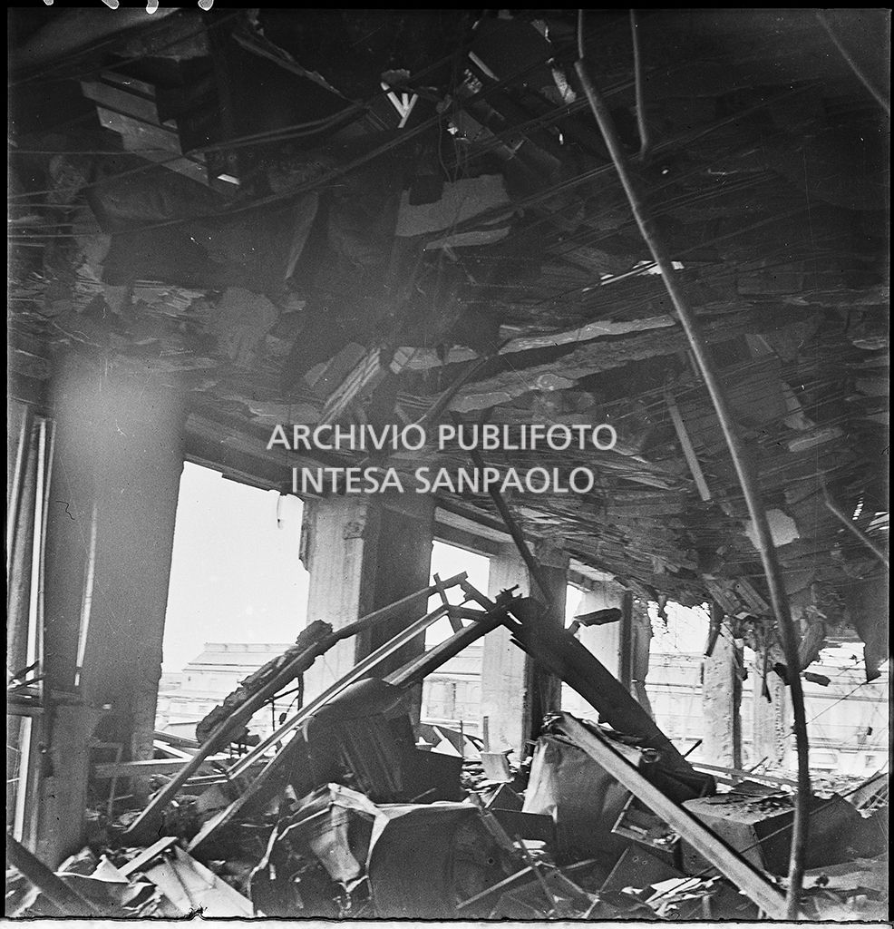 Interno di uno dei piani superiori di Palazzo Montecatini, in via della Moscova a Milano, sventrato dai bombardamenti, pericolante e ingombro di macerie