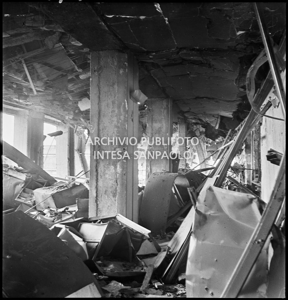 Interno di uno dei piani superiori di Palazzo Montecatini, in via della Moscova a Milano, sventrato dai bombardamenti, pericolante e ingombro di macerie