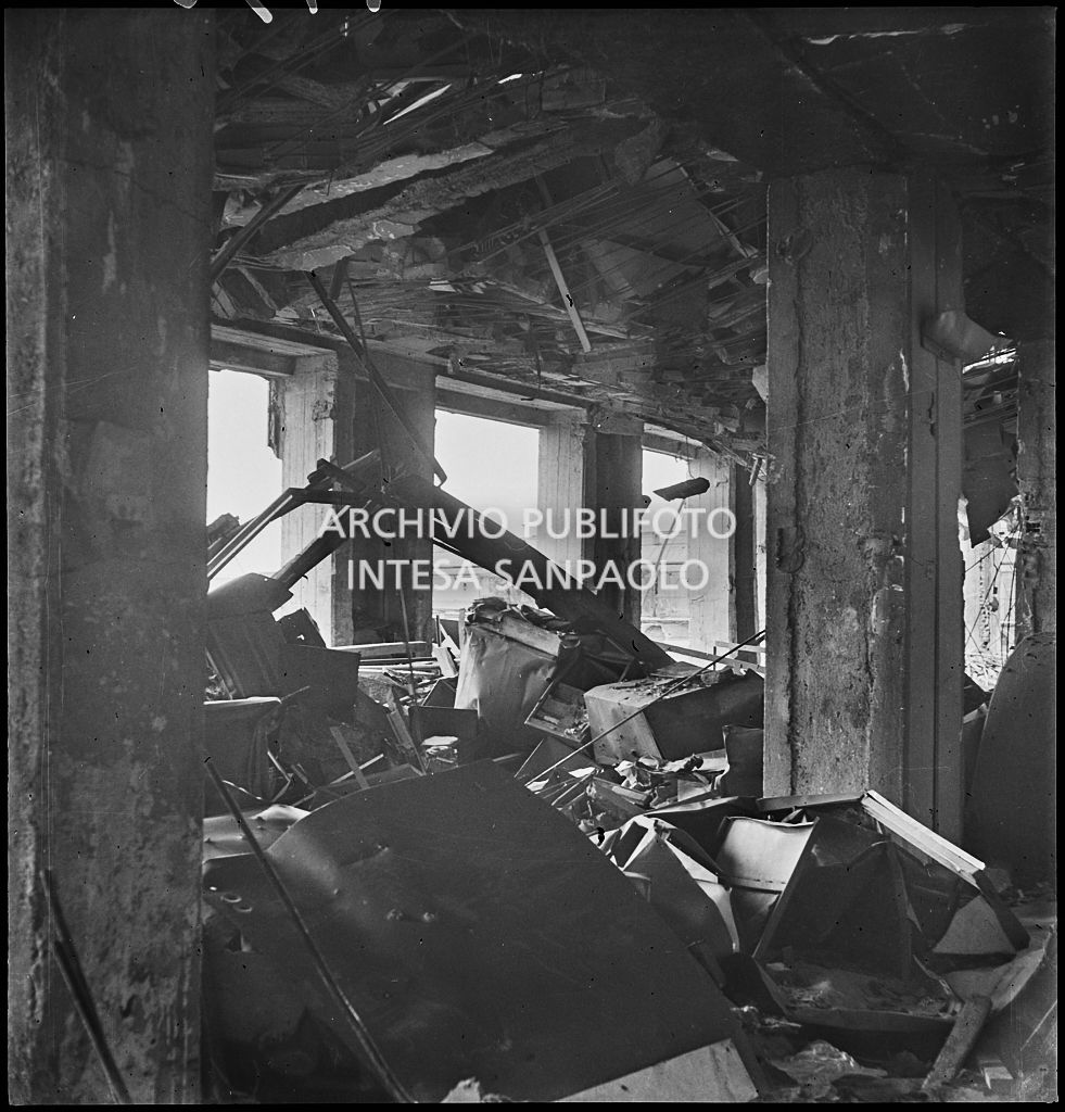 Interno di uno dei piani superiori di Palazzo Montecatini, in via della Moscova a Milano, sventrato dai bombardamenti, pericolante e ingombro di macerie