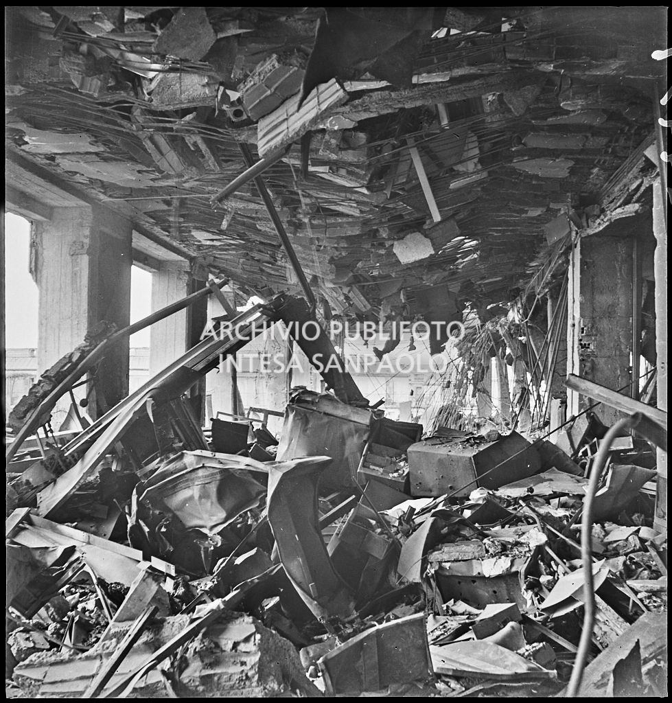 Interno di uno dei piani superiori di Palazzo Montecatini, in via della Moscova a Milano, sventrato dai bombardamenti e ingombro di macerie