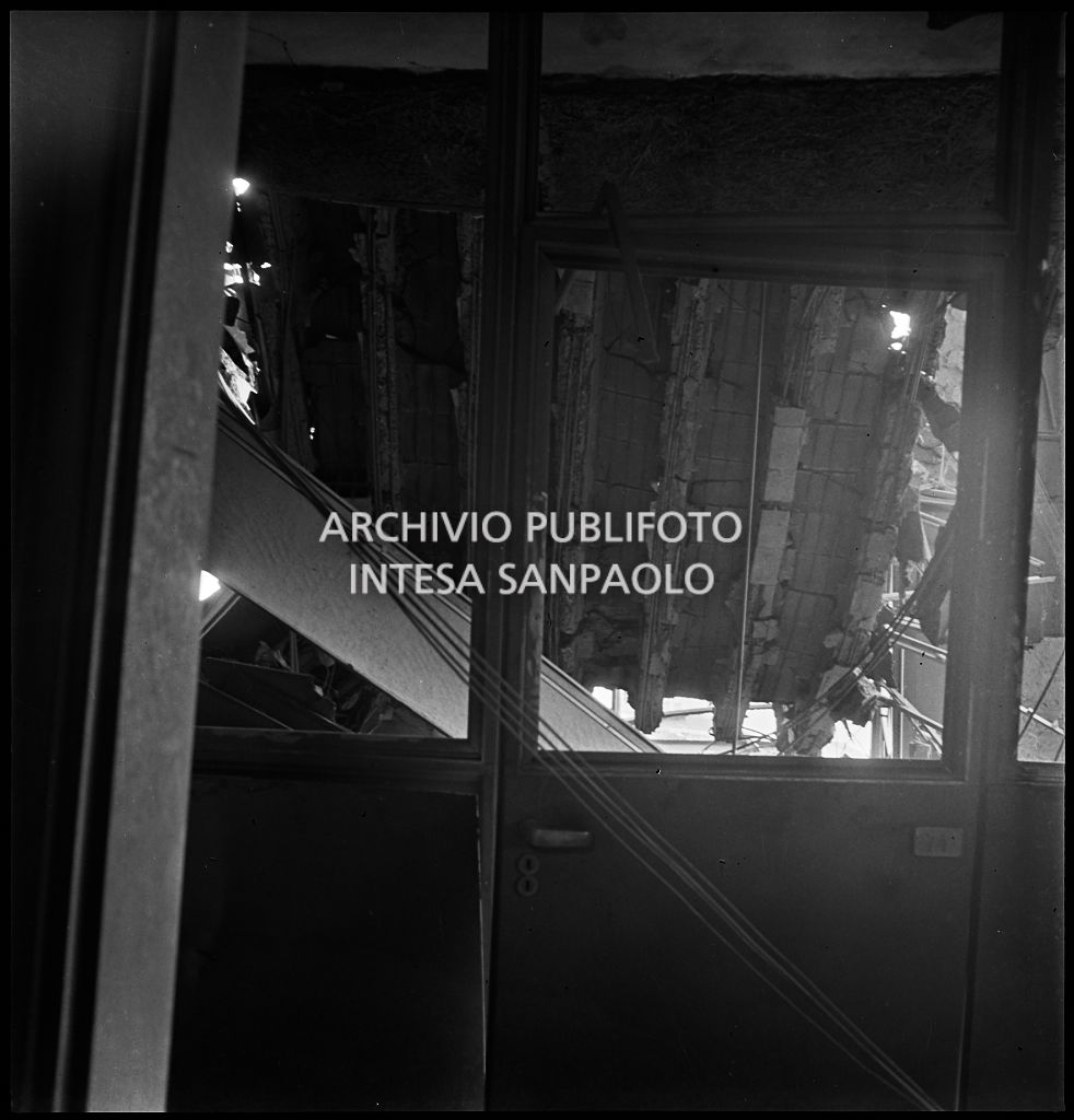 Particolare dell'interno di uno dei piani superiori di Palazzo Montecatini, in via della Moscova a Milano, sventrati dai bombardamenti e pericolanti