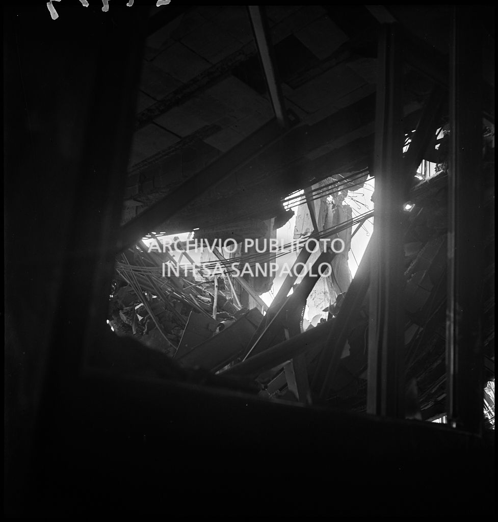 Interno di uno dei piani superiori di Palazzo Montecatini, in via della Moscova a Milano, sventrato dai bombardamenti e ingombro di macerie