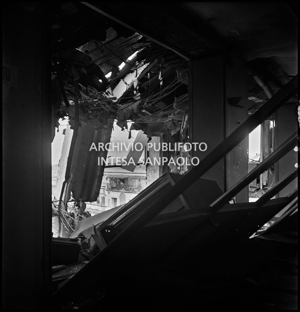 Interno dei piani superiori di Palazzo Montecatini, in via della Moscova a Milano, sventrati dai bombardamenti e pericolanti