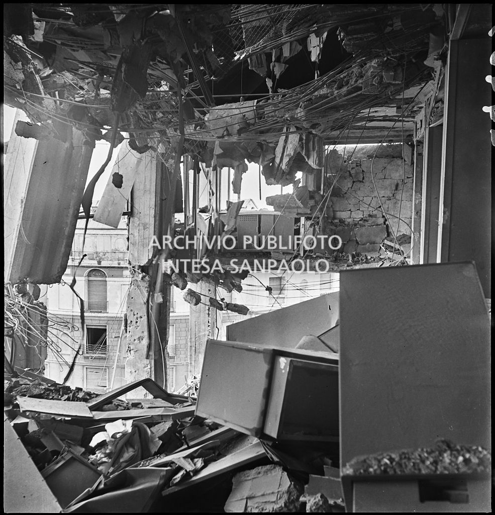 Interno dei piani superiori di Palazzo Montecatini, in via della Moscova a Milano, sventrati dai bombardamenti e pericolanti