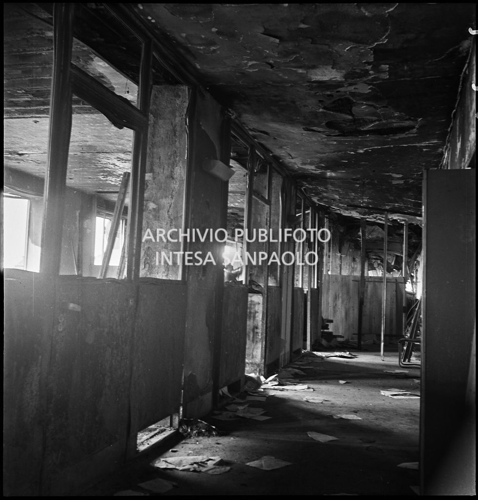 Interno di Palazzo Montecatini, in via della Moscova a Milano, dopo i bombardamenti che lo hanno gravemente danneggiato