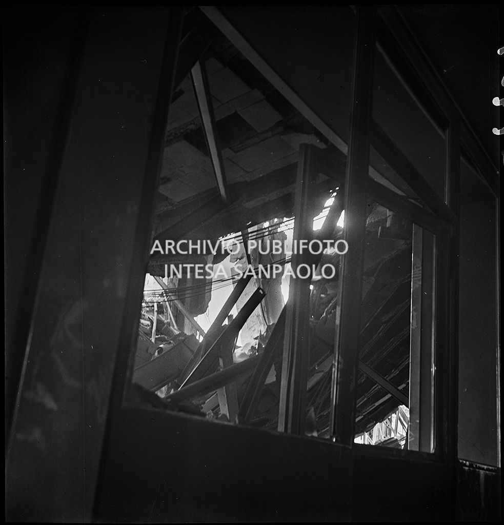 Interno di uno dei piani superiori di Palazzo Montecatini, in via della Moscova a Milano, sventrato dai bombardamenti, pericolante e ingombro di macerie
