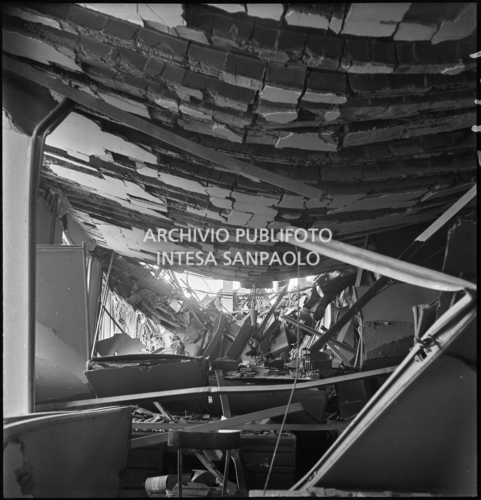 Interno dei piani superiori di Palazzo Montecatini, in via della Moscova a Milano, sventrati dai bombardamenti, pericolanti e ingombri di maceri