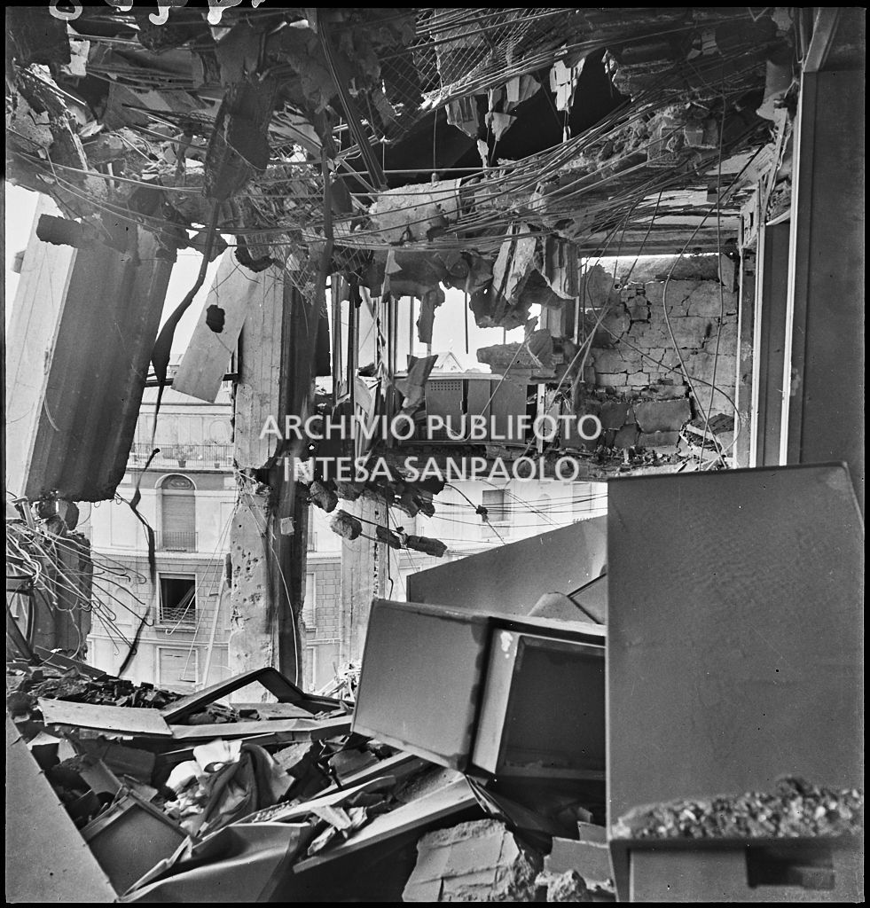 Interno di uno dei piani superiori di Palazzo Montecatini, in via della Moscova a Milano, sventrato dai bombardamenti, pericolante e ingombro di macerie