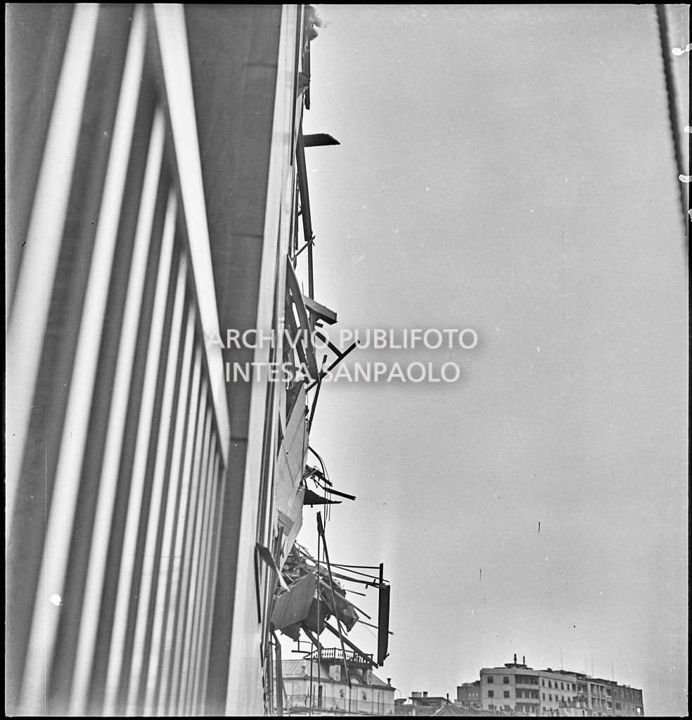 Scorcio esterno dei piani superiori di Palazzo Montecatini, in via della Moscova a Milano, sventrati dai bombardamenti