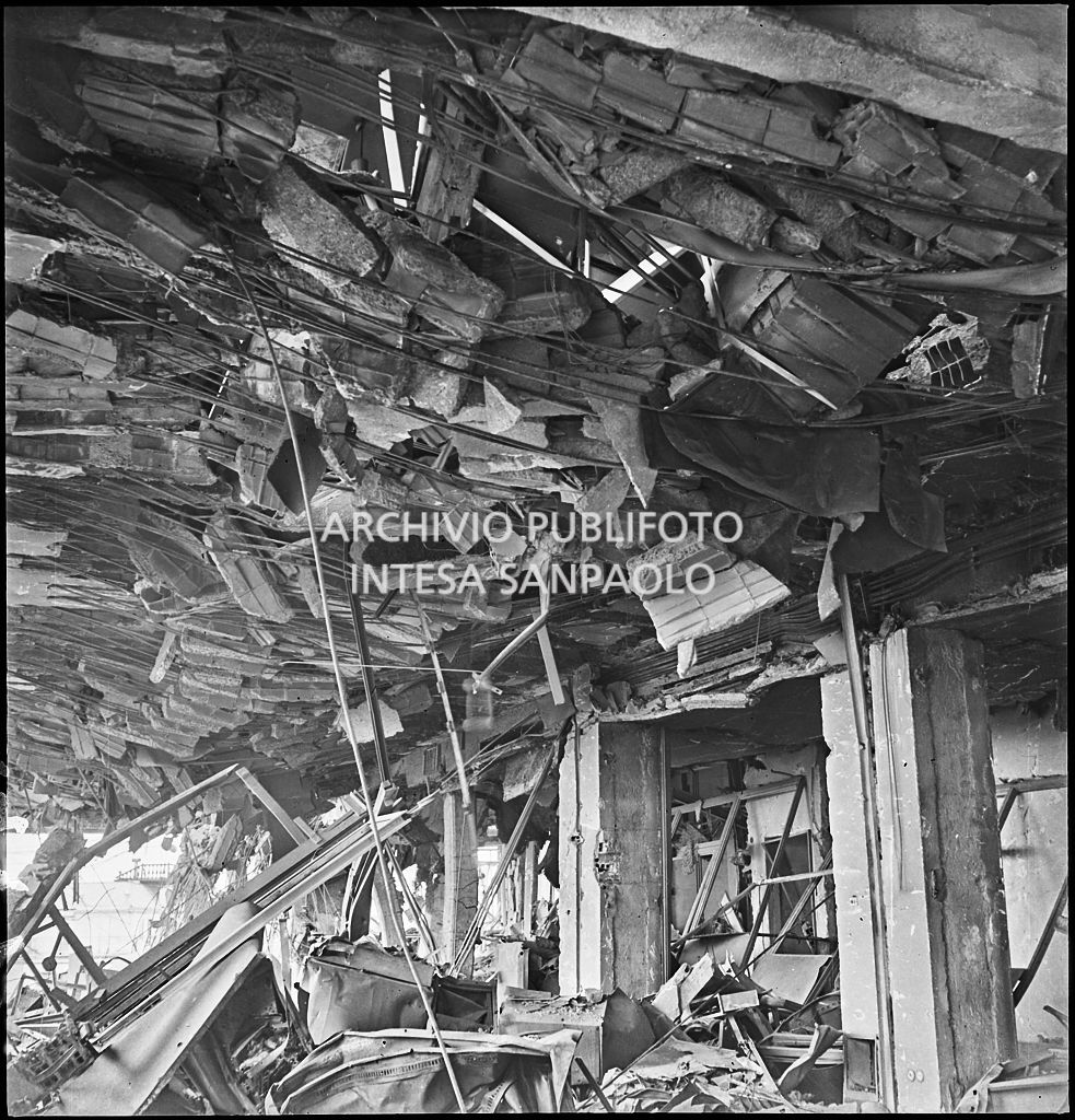Interno di uno dei piani superiori di Palazzo Montecatini, in via della Moscova a Milano, sventrato dai bombardamenti, pericolante e ingombro di macerie