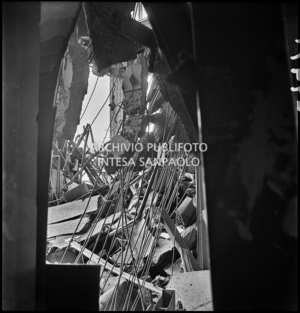 Interno di uno dei piani superiori di Palazzo Montecatini, in via della Moscova a Milano, sventrato dai bombardamenti, pericolante e ingombro di macerie