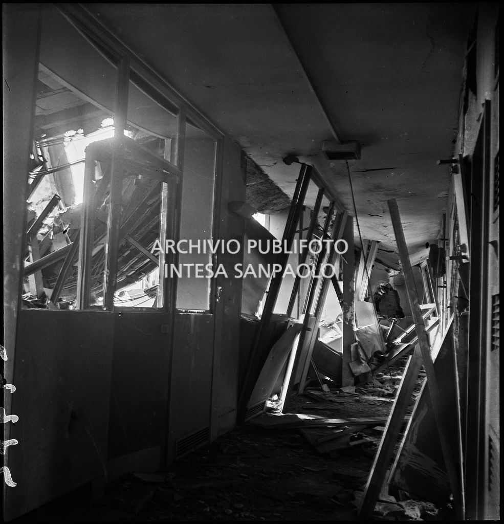 Interno di uno dei piani superiori di Palazzo Montecatini, in via della Moscova a Milano, sventrato dai bombardamenti e ingombro di macerie