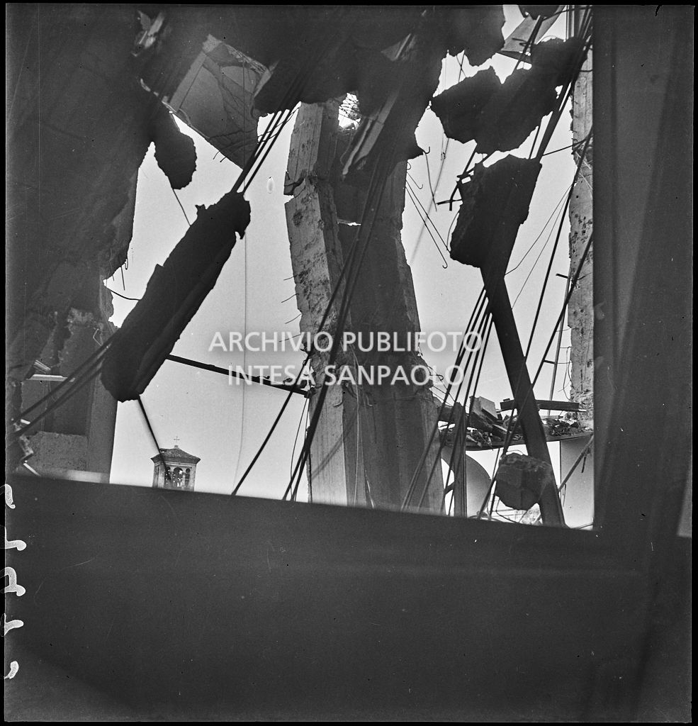 Uno dei pilastri di Palazzo Montecatini, in via della Moscova a Milano, pericolante dopo i bombardamenti che hanno gravemente danneggiato l'edificio