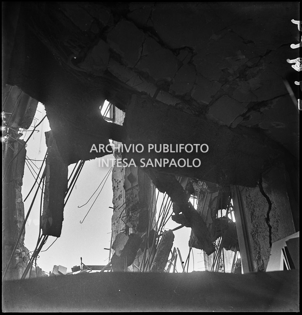 Particolare di uno dei piani superiori di Palazzo Montecatini, in via della Moscova a Milano, sventrato dai bombardamenti e pericolante