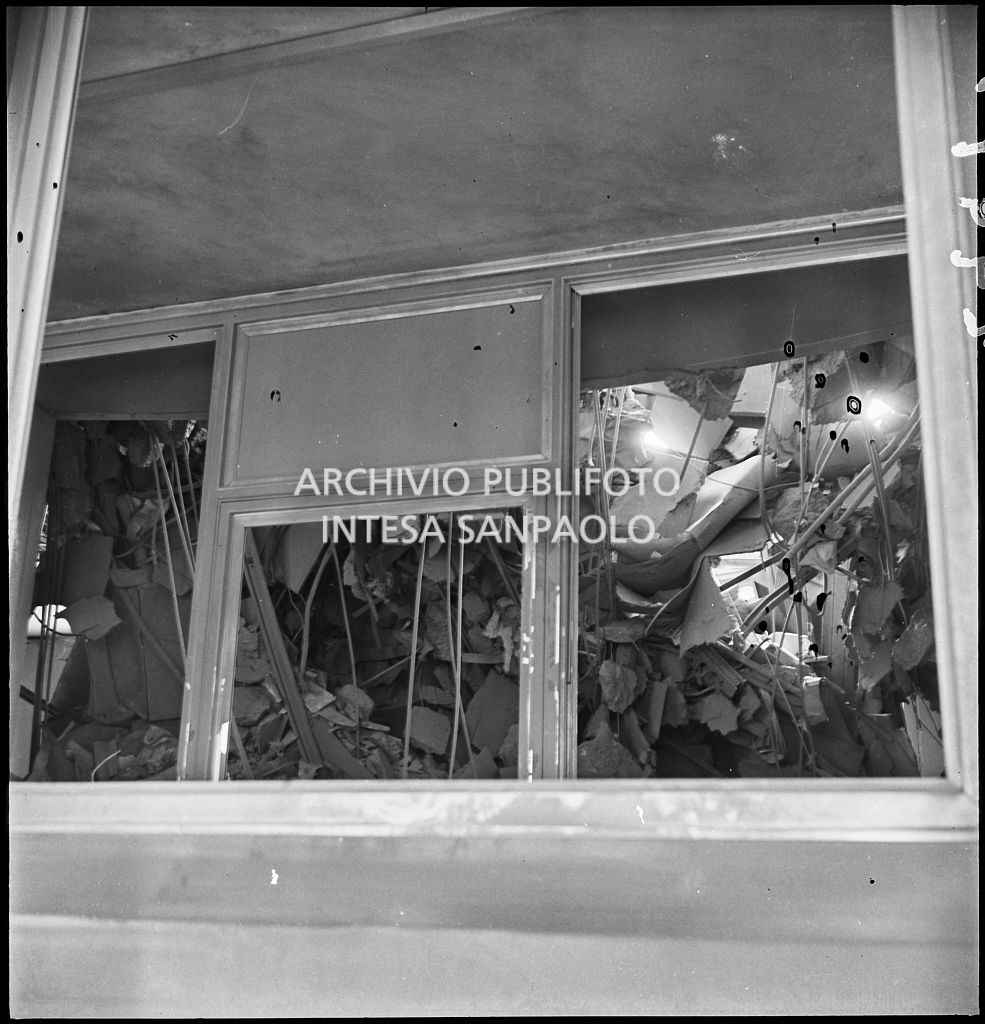 Particolare di uno dei piani superiori di Palazzo Montecatini, in via della Moscova a Milano, sventrato dai bombardamenti e ingombro di macerie