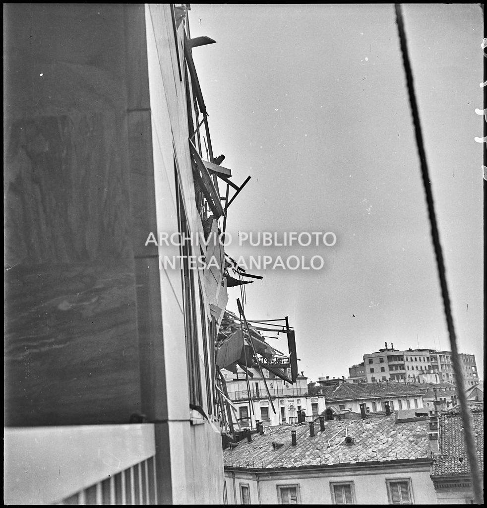 Scorcio esterno dei piani superiori di Palazzo Montecatini, in via della Moscova a Milano, sventrati dai bombardamenti