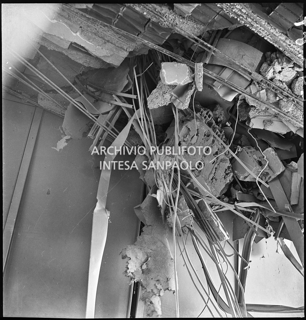 Particolare dei danni causati dai bombardamenti a Palazzo Montecatini, in via della Moscova a Milano