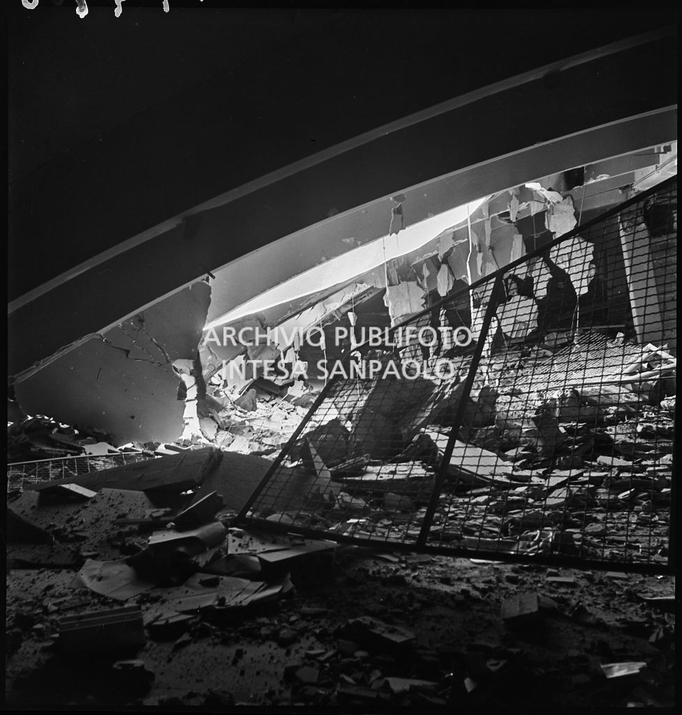 Particolare dell'interno di uno dei piani superiori di Palazzo Montecatini, in via della Moscova a Milano, sventrato dai bombardamenti e ingombro di macerie