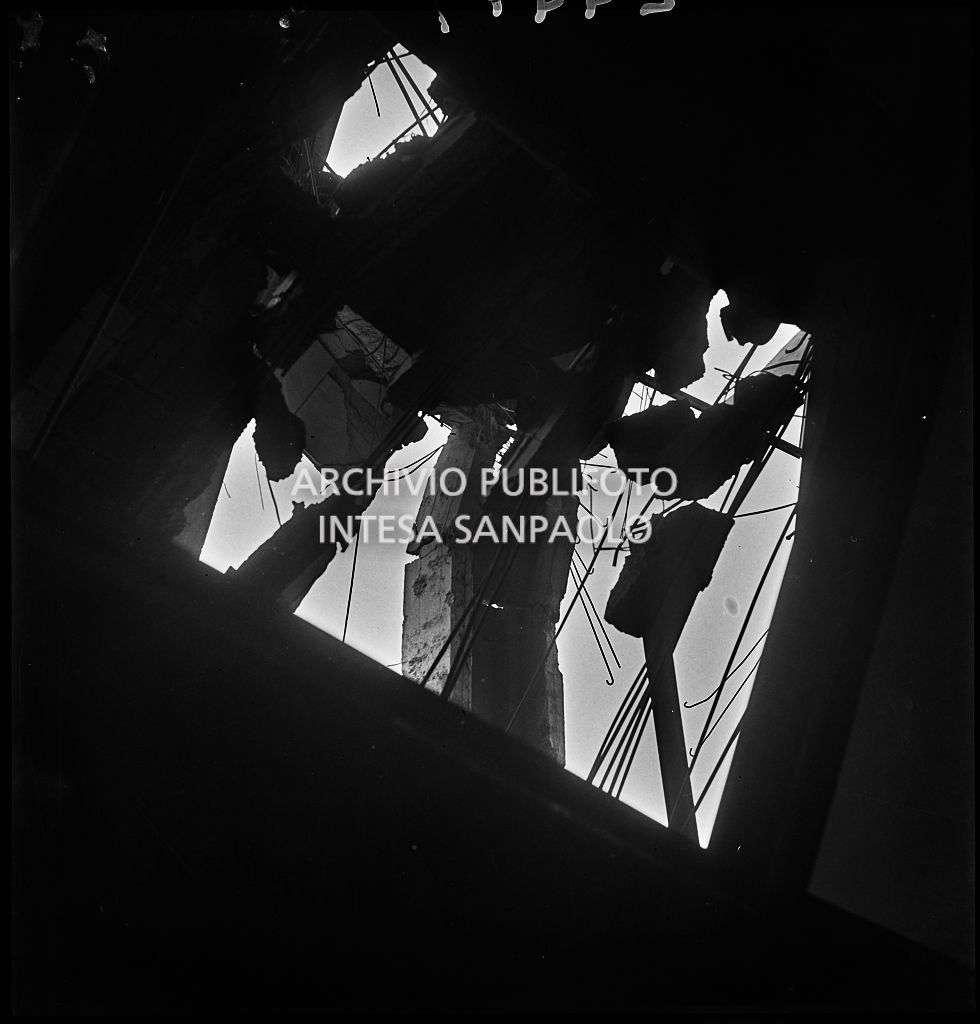 Ripresa dal basso di uno dei pilastri di Palazzo Montecatini, in via della Moscova a Milano, pericolante dopo i bombardamenti che hanno gravemente danneggiato l'edificio