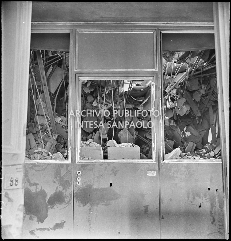 Interno di uno dei piani superiori di Palazzo Montecatini, in via della Moscova a Milano, sventrato dai bombardamenti e ingombro di macerie