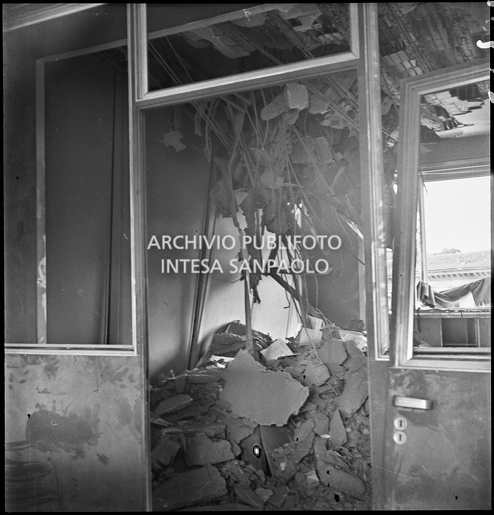 Interno di uno dei piani superiori di Palazzo Montecatini, in via della Moscova a Milano, sventrato dai bombardamenti e ingombro di macerie