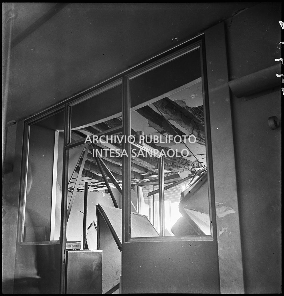 Interno di uno dei piani superiori di Palazzo Montecatini, in via della Moscova a Milano, sventrato dai bombardamenti e ingombro di macerie