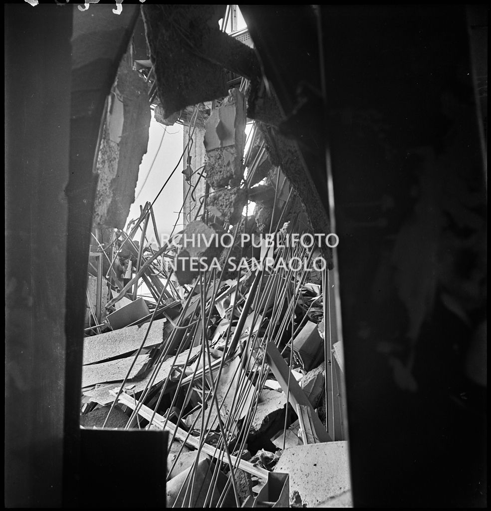 Interno di uno dei piani superiori di Palazzo Montecatini, in via della Moscova a Milano, sventrato dai bombardamenti, pericolante e ingombro di macerie