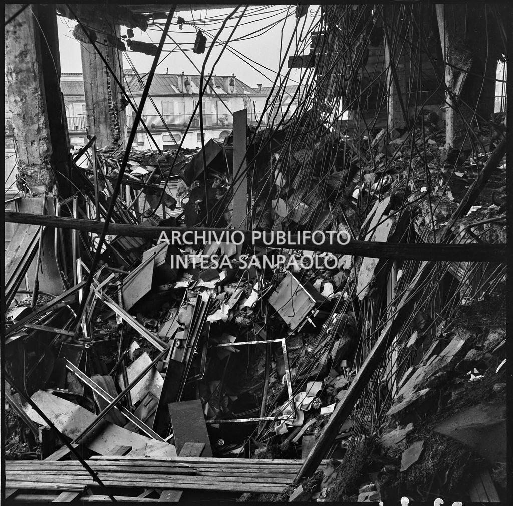 Interno di uno dei piani superiori di Palazzo Montecatini, in via della Moscova a Milano, sventrato dai bombardamenti e ingombro di macerie