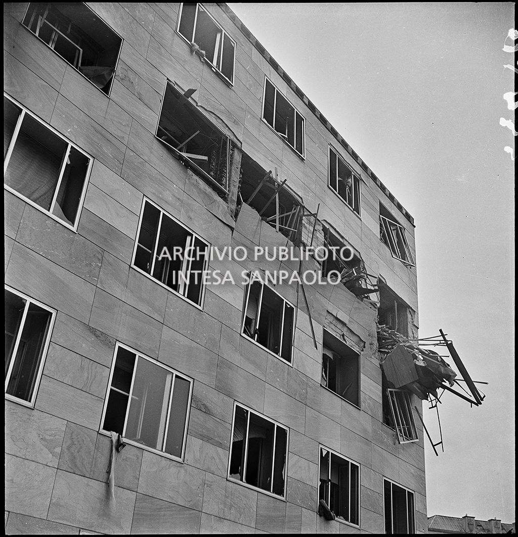 Piani superiori di Palazzo Montecatini, in via della Moscova a Milano, sventrati dai bombardamenti e pericolanti