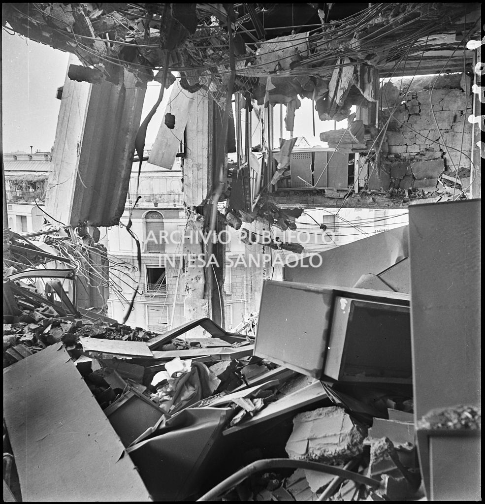 Interno di uno dei piani superiori di Palazzo Montecatini, in via della Moscova a Milano, sventrato dai bombardamenti, pericolante e ingombro di macerie