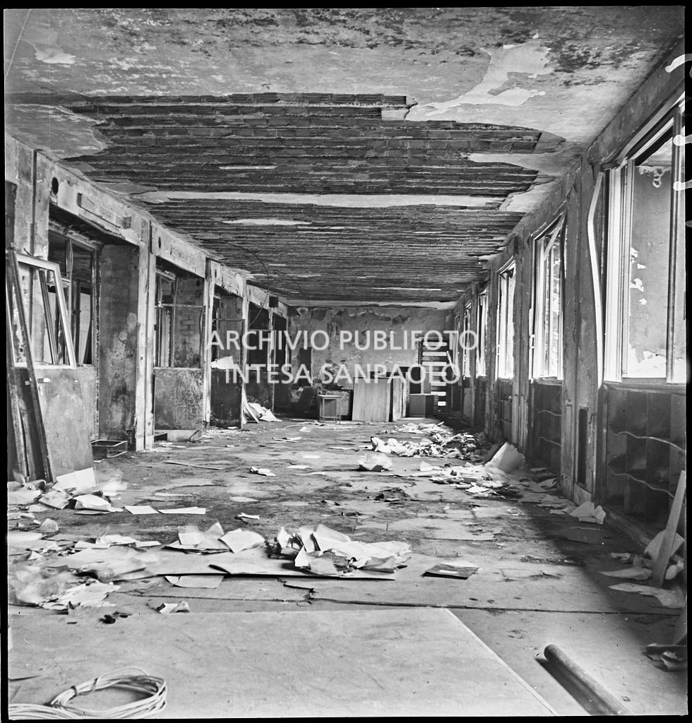 Interno di un piano di Palazzo Montecatini, in via della Moscova a Milano, dopo i bombardamenti che hanno gravemente danneggiato l'edificio