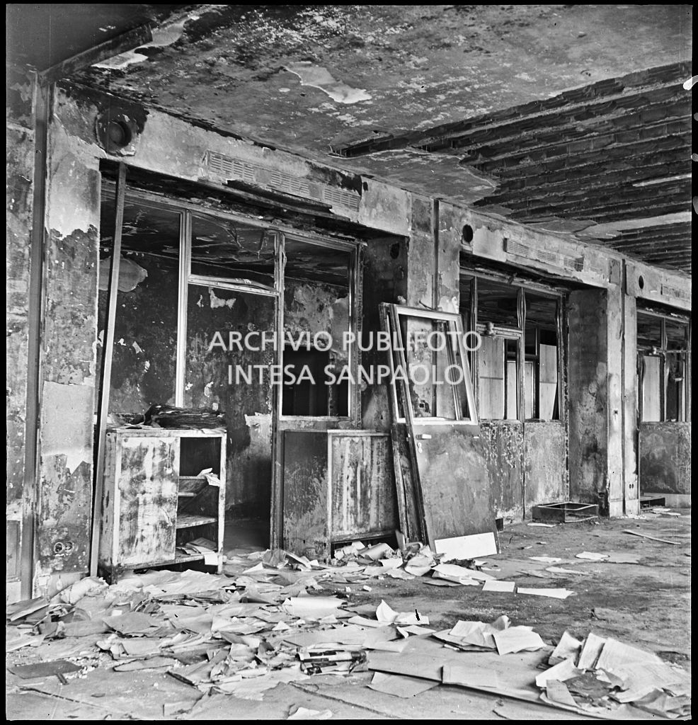 Interno di un piano di Palazzo Montecatini, in via della Moscova a Milano, dopo i bombardamenti che hanno gravemente danneggiato l'edificio