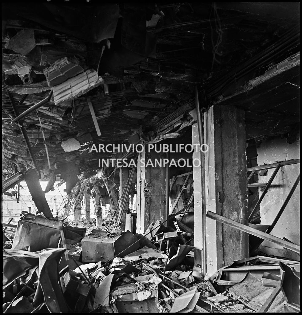 Interno di uno dei piani superiori di Palazzo Montecatini, in via della Moscova a Milano, sventrato dai bombardamenti, pericolante e ingombro di macerie