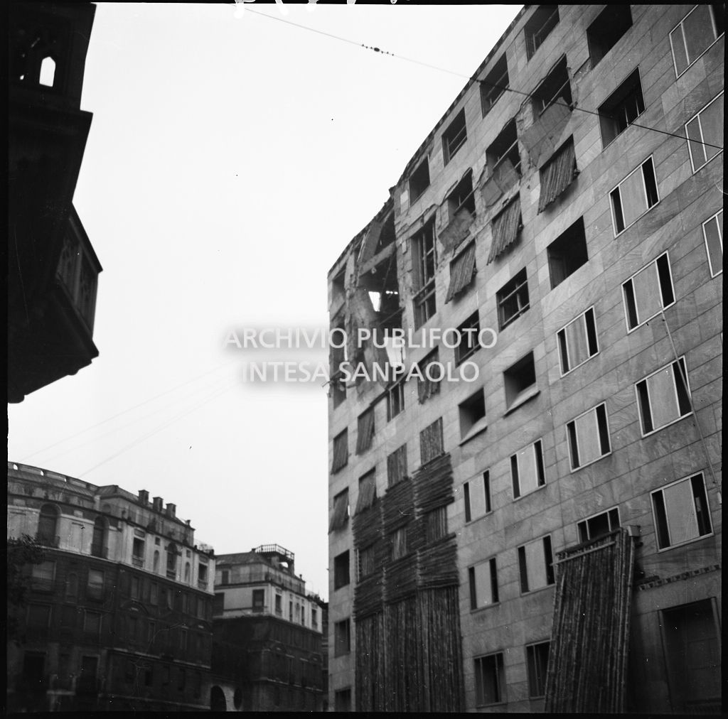 Operazioni di messa in sicurezza di Palazzo Montecatini, in via della Moscova a Milano, gravemente danneggiato dai bombardamenti: demolizione di un pilastro pericolante