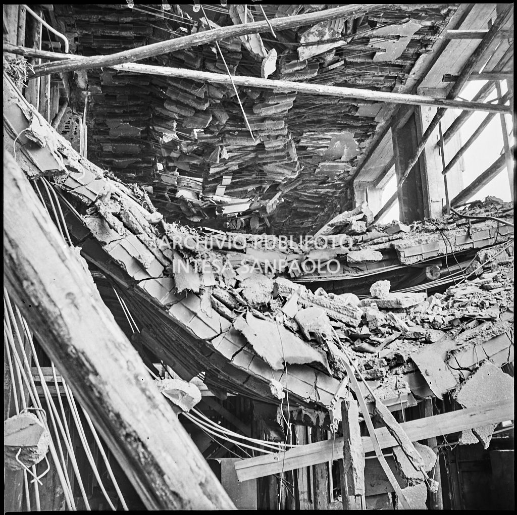 Interno di uno dei piani superiori di Palazzo Montecatini, in via della Moscova a Milano, sventrato dai bombardamenti, pericolante  e ingombro di macerie