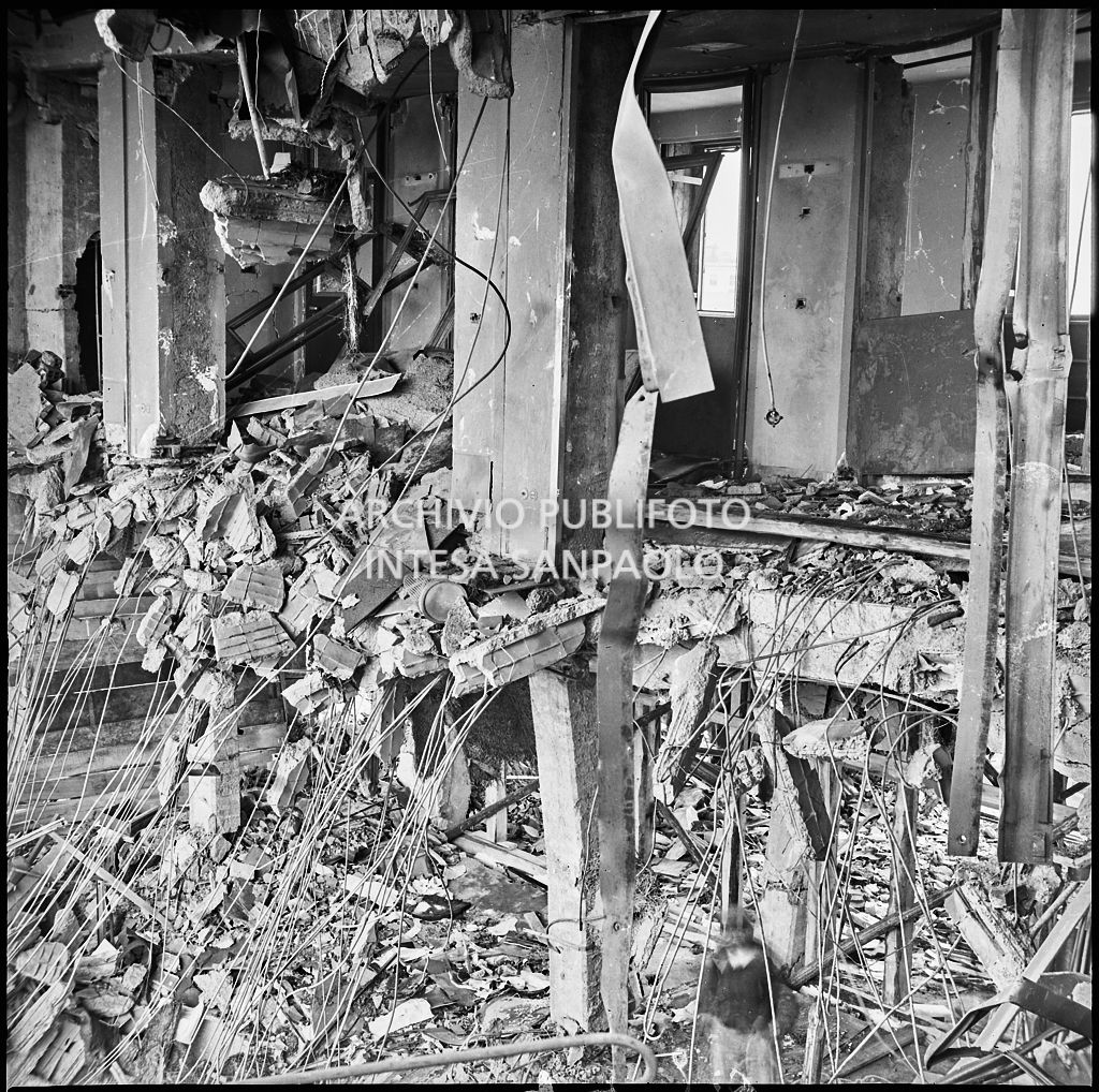 Interno di uno dei piani superiori di Palazzo Montecatini, in via della Moscova a Milano, sventrato dai bombardamenti e ingombro di macerie